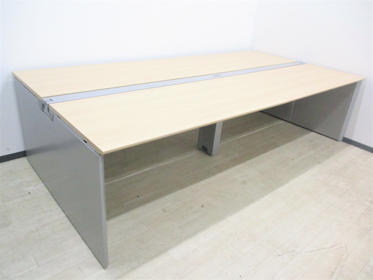 流行のフリーアドレスデスク入荷！落ち着いたナチュラル木目です！オカムラ/フリーウェイ/W2800
                        プロユニットフリーウェイ 
                                    中古
            