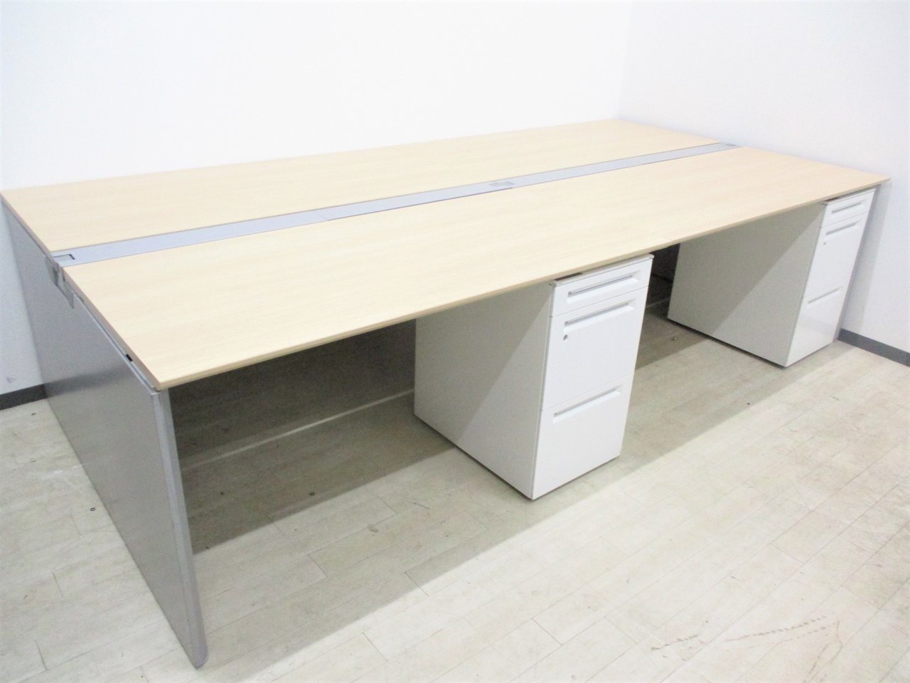 ワゴンが4台ついてお得！ソーシャルディスタンスに有効なフリーアドレスデスク！オカムラ/フリーウェイ/ナチュラル/W2800
                        プロユニットフリーウェイ 
                                    中古
            