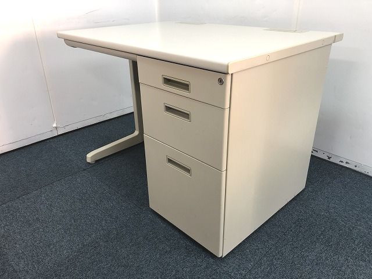 【横幅１０００ｍｍのコンパクトサイズ！収納力も抜群で小物からA４書類まで管理できます！！】■おつとめ品【I】
                        その他シリーズ
                                    中古
            