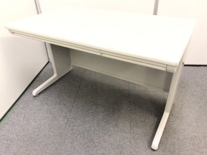 【ロット入荷】1200mm幅のオフィスの定番デスク！！オカムラ製の人気シリーズがロット入荷！