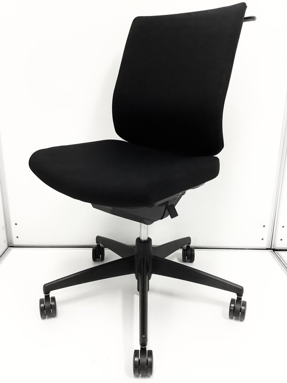 【尼崎店限定価格！！】コクヨ｜ウィザード2｜ブラックカラー｜肘無ローバックチェア！！【尼崎店限定価格】
                        ウィザード2 
                                    中古
            