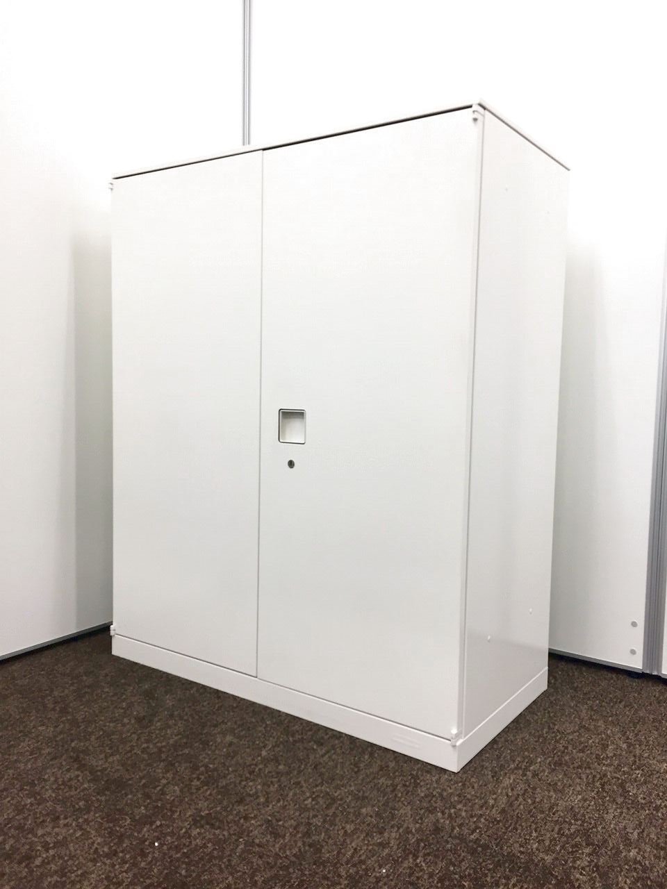 【天板付き】人気のホワイト　オカムラ(okamura)製　両開き書庫　レクトライン入荷です。
                        レクトライン 
                                    中古
            