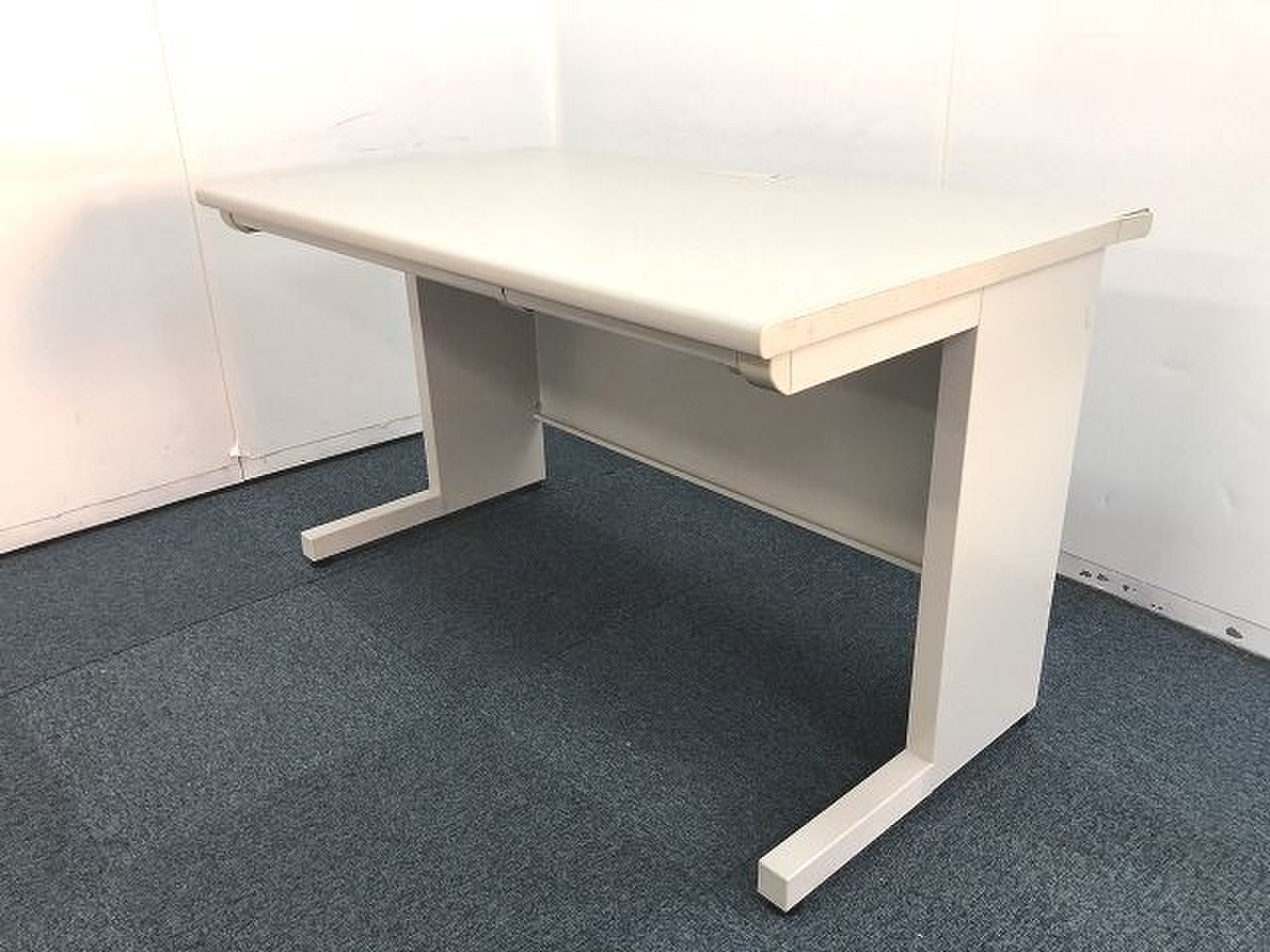 人気商品！！【ニューグレーカラーの人気サイズ１２００ｍｍ平机の入荷です！！】■ライオン
                        その他シリーズ
                                    中古
            