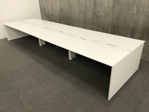 【ウィズコロナの新しいオフィスの形に！】オカムラ（okamura）フリーウェイ／色：ホワイト（MG99）／6～8名使用推奨／幅4800㎜　／なんと電源ユニット付のフリ-デスク！★