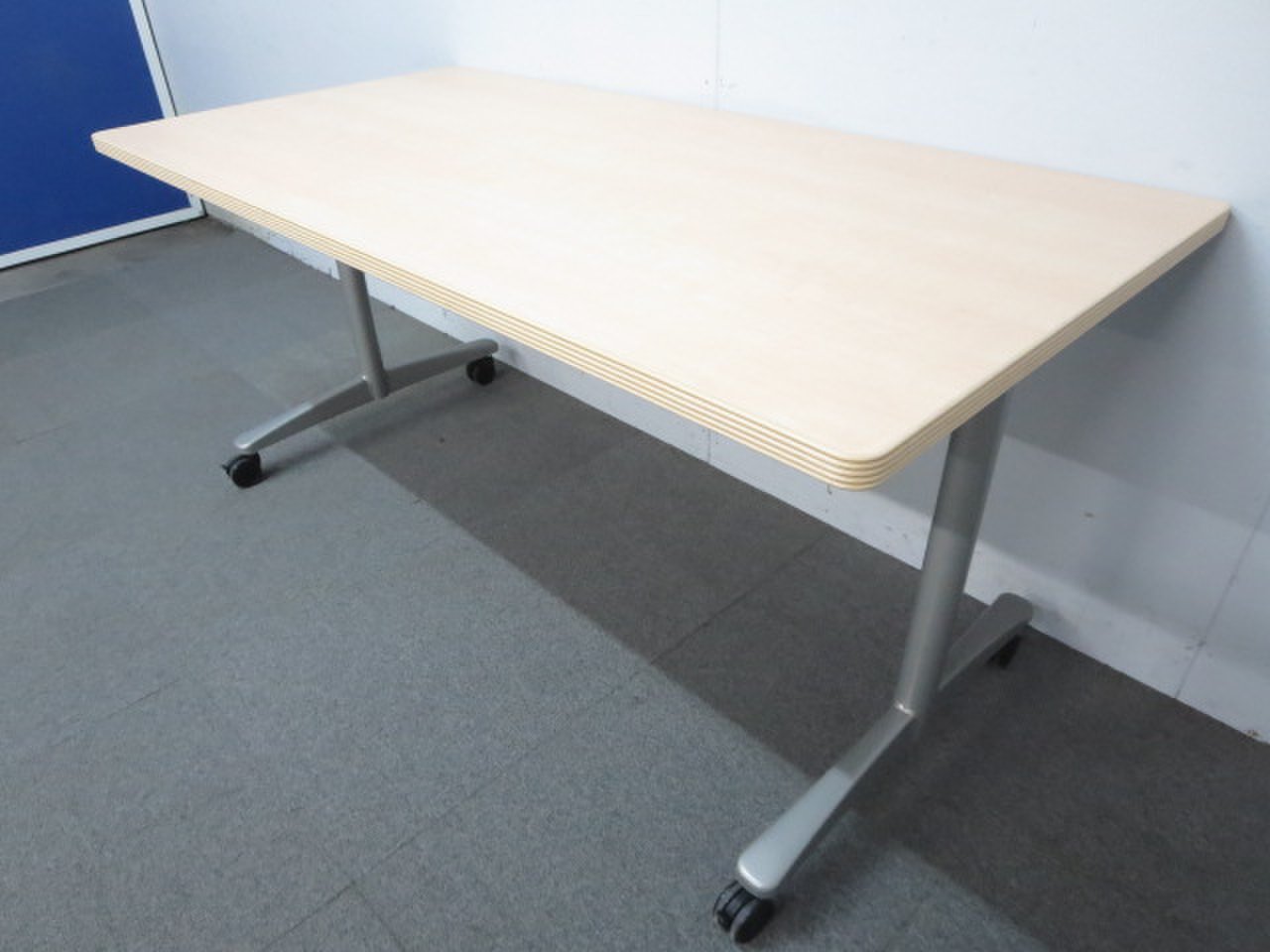 【キャスター付きで移動楽々！】
ロックも可能で便利！
2名様での作業、会議用におすすめ！
                        その他シリーズ
                                    中古
            