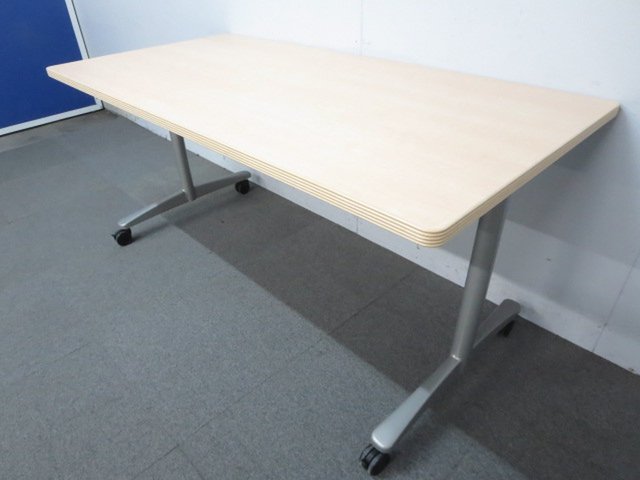 【キャスター付きで移動楽々！】
ロックも可能で便利！
2名様での作業、会議用におすすめ！