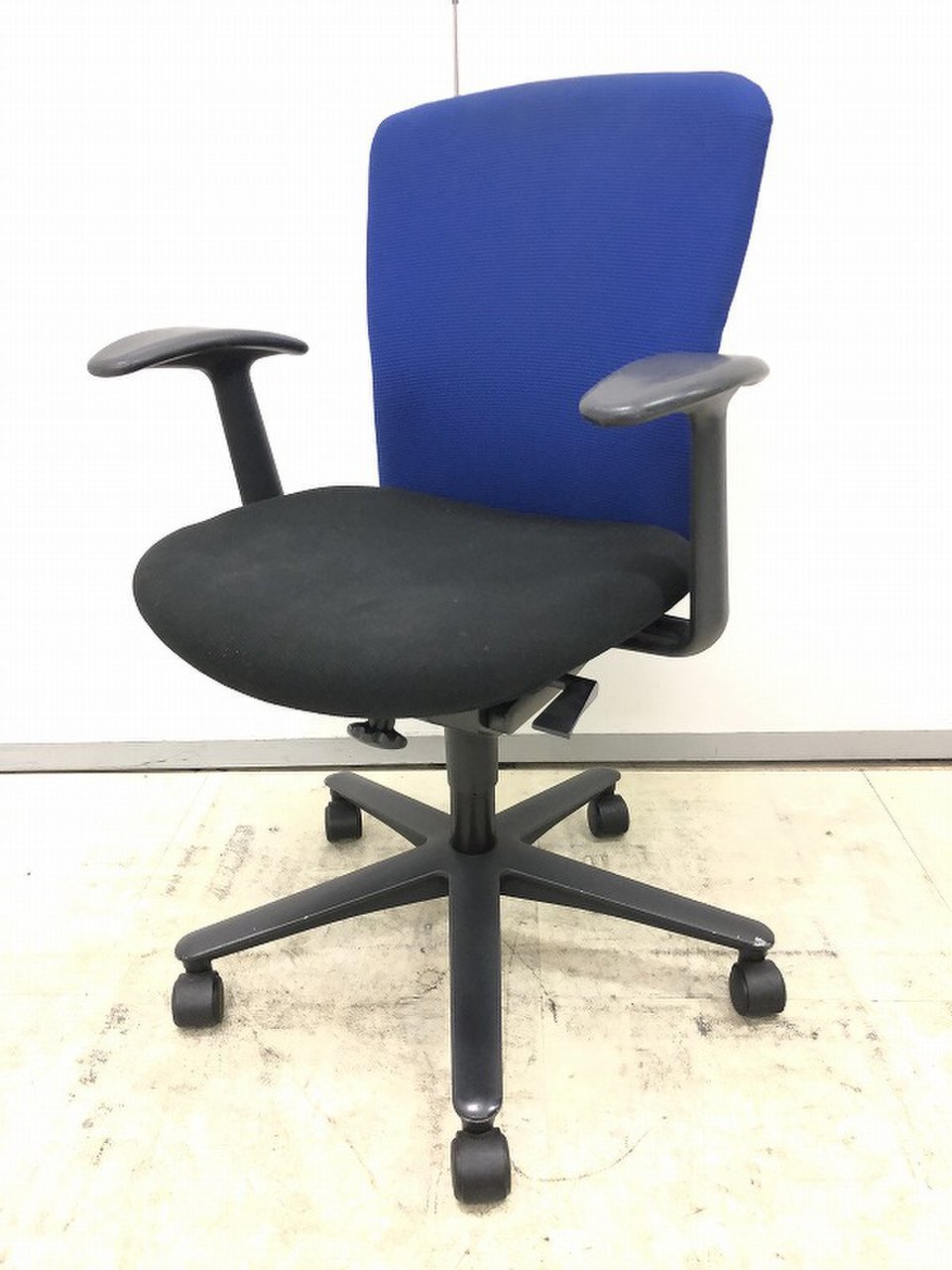 【好評につき追加入荷！】
肘付きなのにローコスト！
法人様から問い合わせの多いチェアです！
                        ルディオ 
                                    中古
            