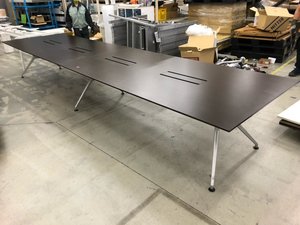 天板部分に目立つ傷がある為、特価にて販売！高級感溢れる高品質なテーブル入荷！