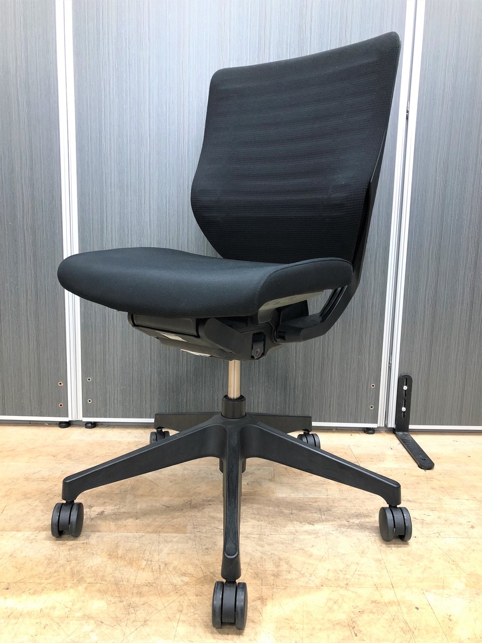 【2脚入荷】【メッシュチェア】操作レスでストレスフリー!!いつでも理想的な座り心地を【中古】【オフィス家具】【東京】【大阪】【愛知】【岐阜】
                        エピオス 
                                    中古
            