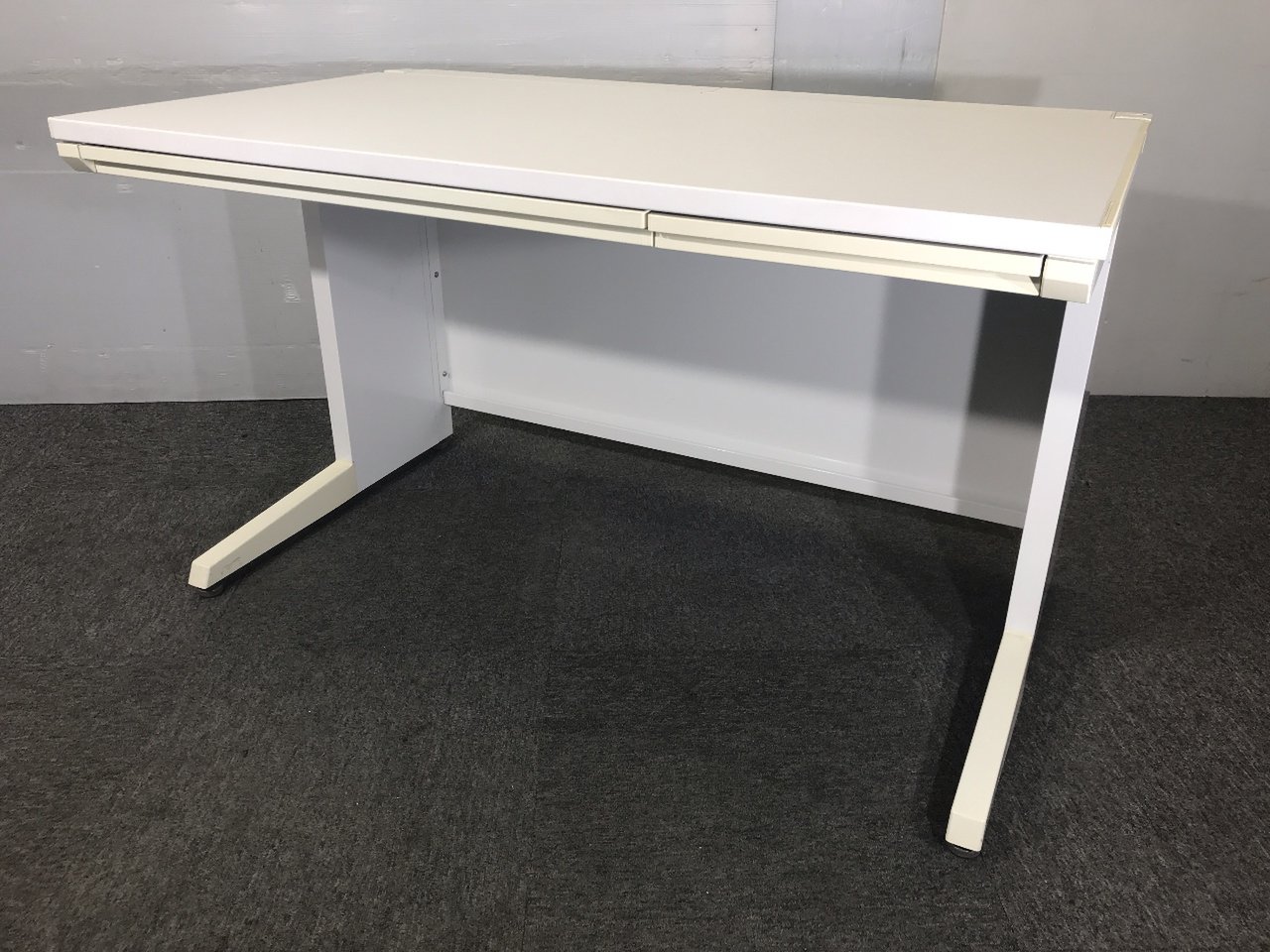 オカムラ製平机が入荷！人気のホワイト　アドバンス
                        アドバンス 
                                    中古
            