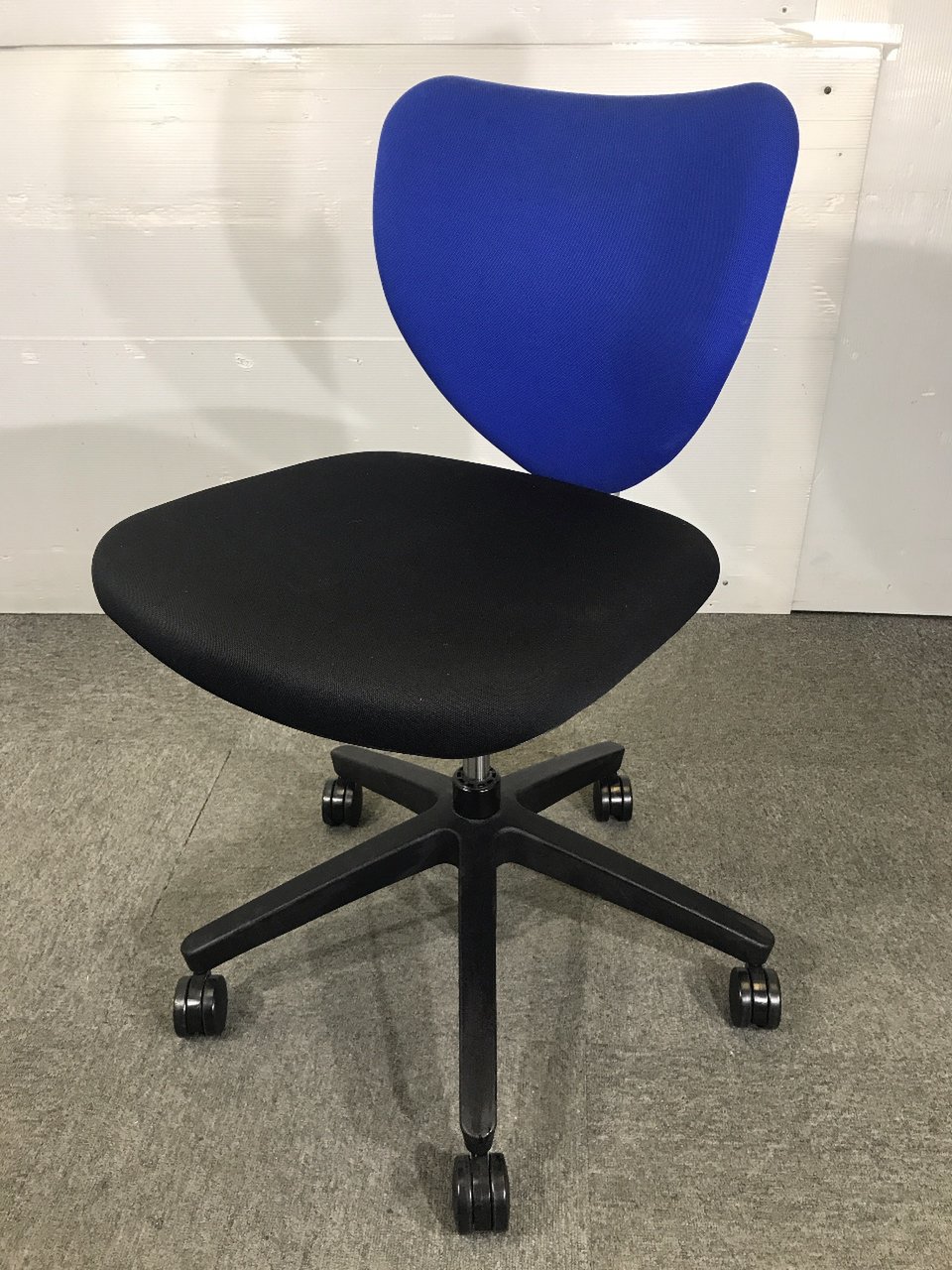 かわいい内田洋行製コンパクトチェア　エポがロット入荷！
FF-20
                        エポ 
                                    中古
            