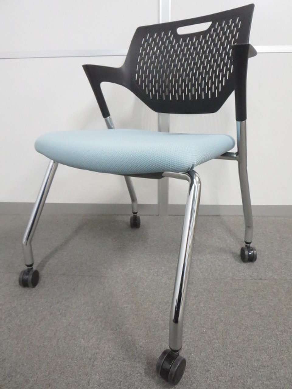 【クッション性が快適！】■オカムラ製　パートシリーズ　スタッキングチェア　■スムーズに動かせるキャスター付！　座セージ
                        パート 
                                    中古
            