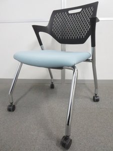 【クッション性が快適！】■オカムラ製　パートシリーズ　スタッキングチェア　■スムーズに動かせるキャスター付！　座セージ