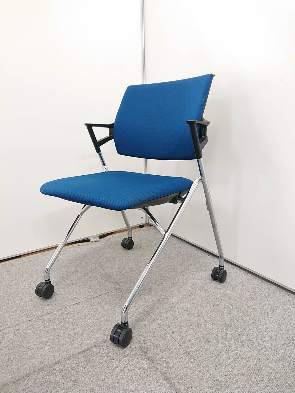 2017年製/肘付の会議用チェアが8脚入荷！コクヨ/ネスティングチェア
                        ピエガ（背クッションタイプ） 
                                    中古
            