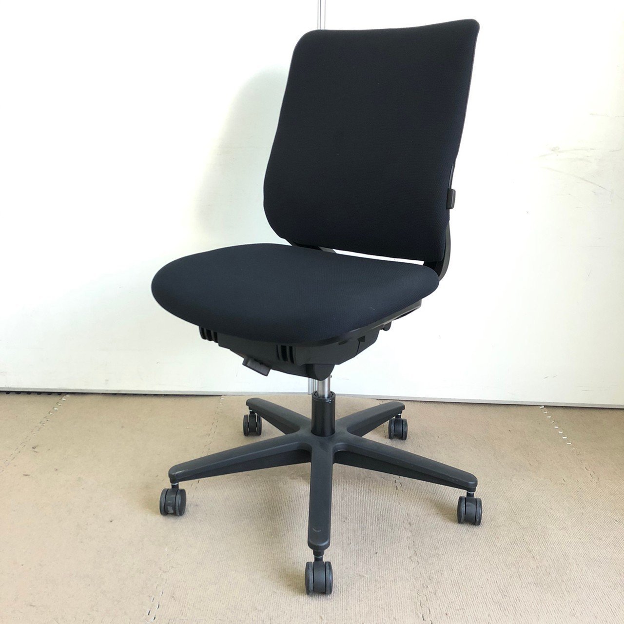 【2019年製】【美品/状態良好】
【入れ替えや増員にオススメ】コクヨ製/ミトラ/ブラック
                        ミトラ 
                                    中古
            