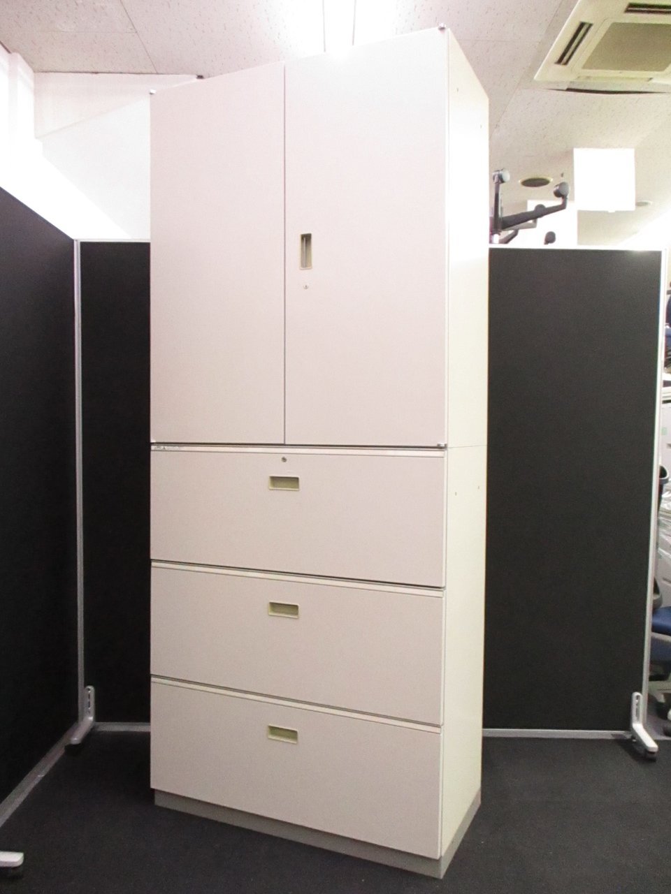 【品薄商品！】3ラテ+両開き！！
事務室に一個あると便利な書庫の組み合わせ！
                        シンライン 
                                    中古
            