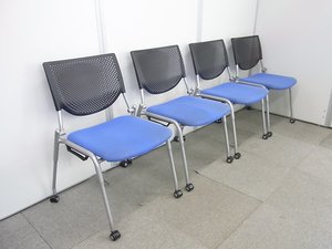 【お買い得4脚セット！】積み重ねられるタイプ！定番のスタッキングチェア！！オカムラ製　★