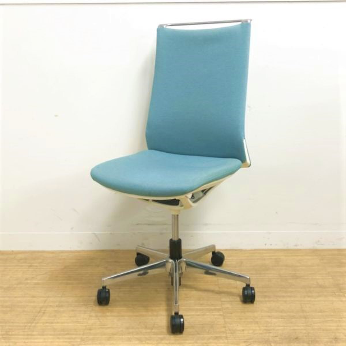 【残り1点でお安く】オシャレなデスクチェア　まるで服を選ぶような感覚　在宅ワーク・テレワークにぜひ！　オカムラ　モード　セージ色　【2017年製】
                        モード（アルミ脚） 
                                    中古
            