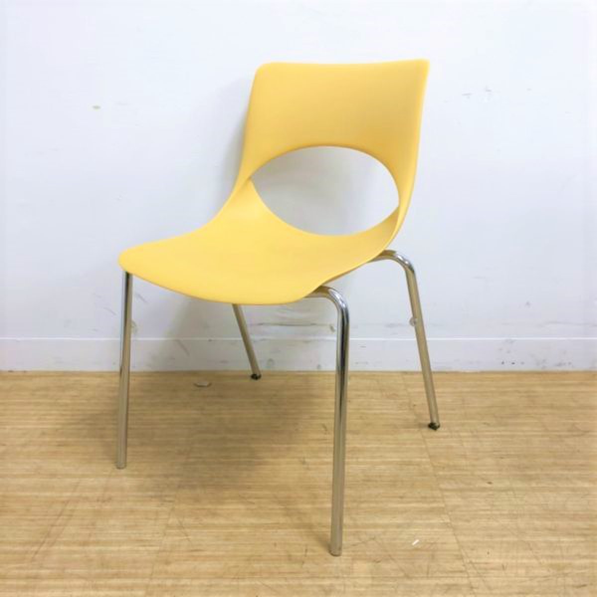 【4脚入荷】優しい黄色・上質なデザインのスタックチェア待望入荷！！樹脂製でお手入れも楽々
                        ルッツ 
                                    中古
            