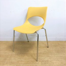 【4脚入荷】優しい黄色・上質なデザインのスタックチェア待望入荷！！樹脂製でお手入れも楽々