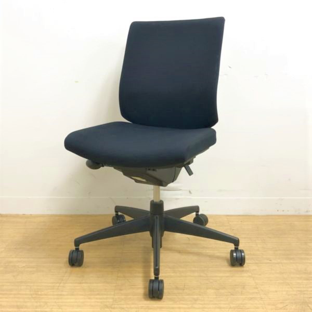 ランバーサポート付き　クッションもゆったり快適なデスクチェアがこの価格！コクヨ　ウィザード2
                        ウィザード2 
                                    中古
            