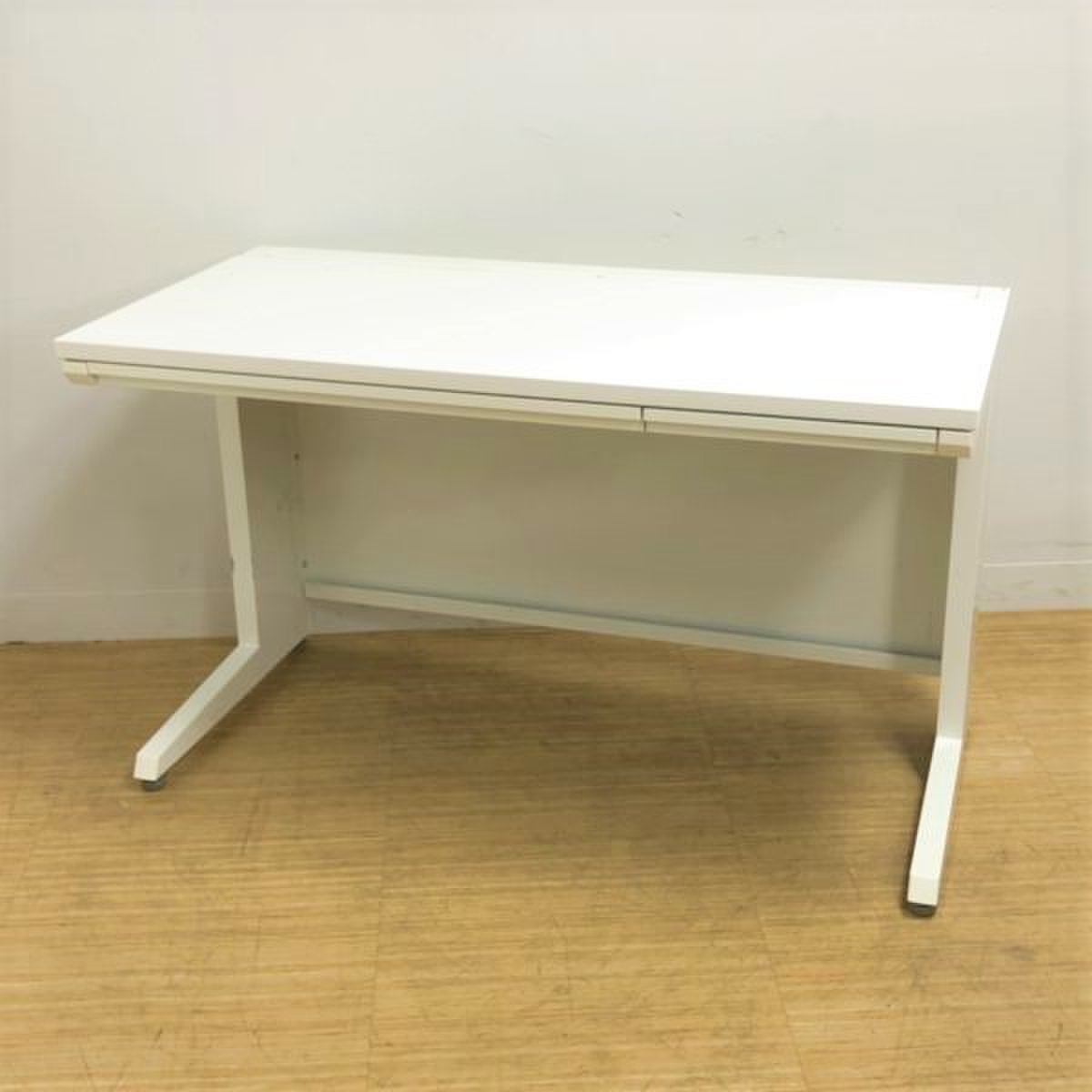 奥行き600ｍｍのスリムサイズ　平机　薄引き出し付　オカムラ　アドバンス
                        アドバンス 
                                    中古
            