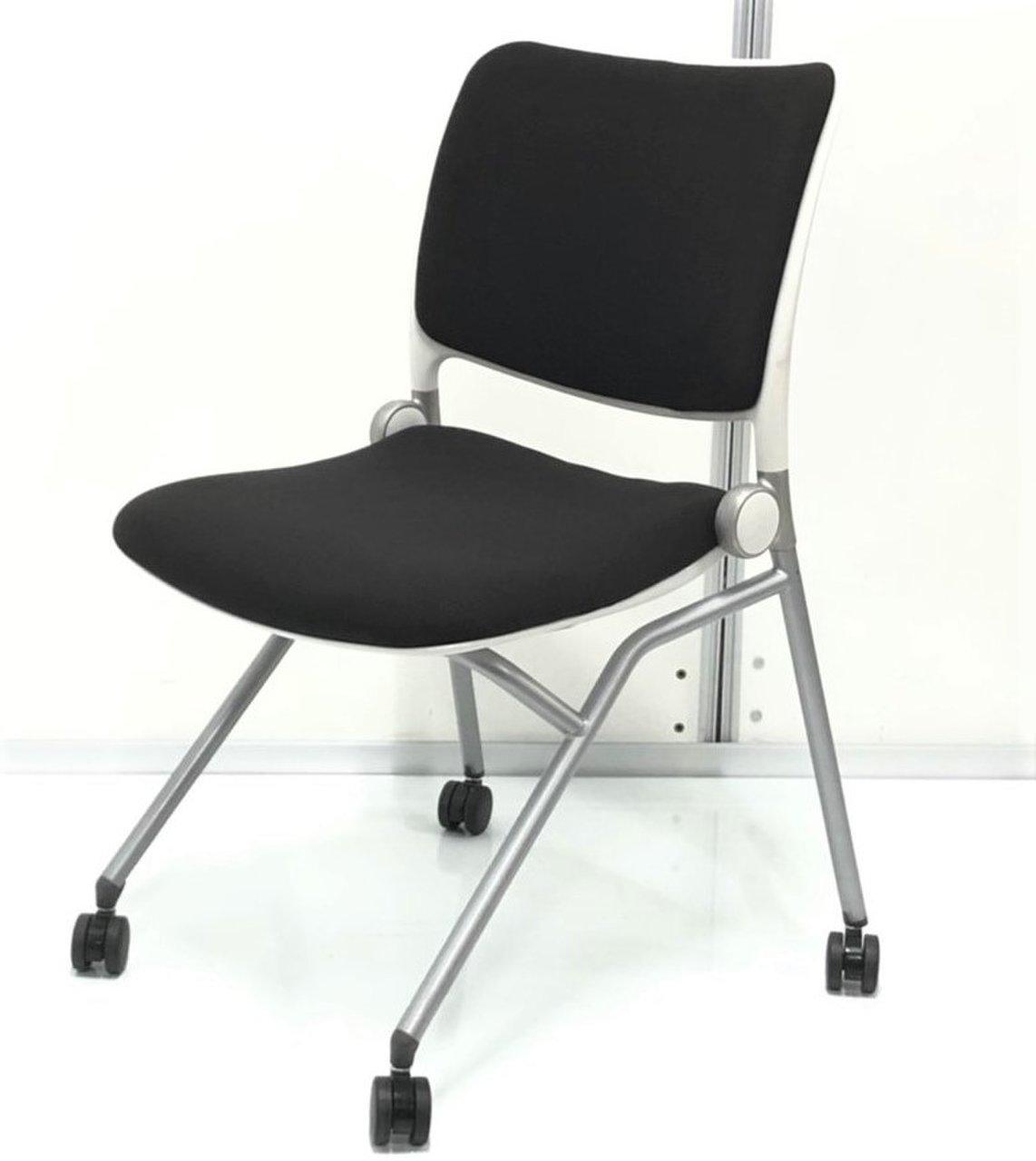 【背もたれ大きめ！ゆったり座れます！】■ウチダ　ネスティングチェア　ブルー【状態良好品入荷！】
                        ブルーメ 
                                    中古
            