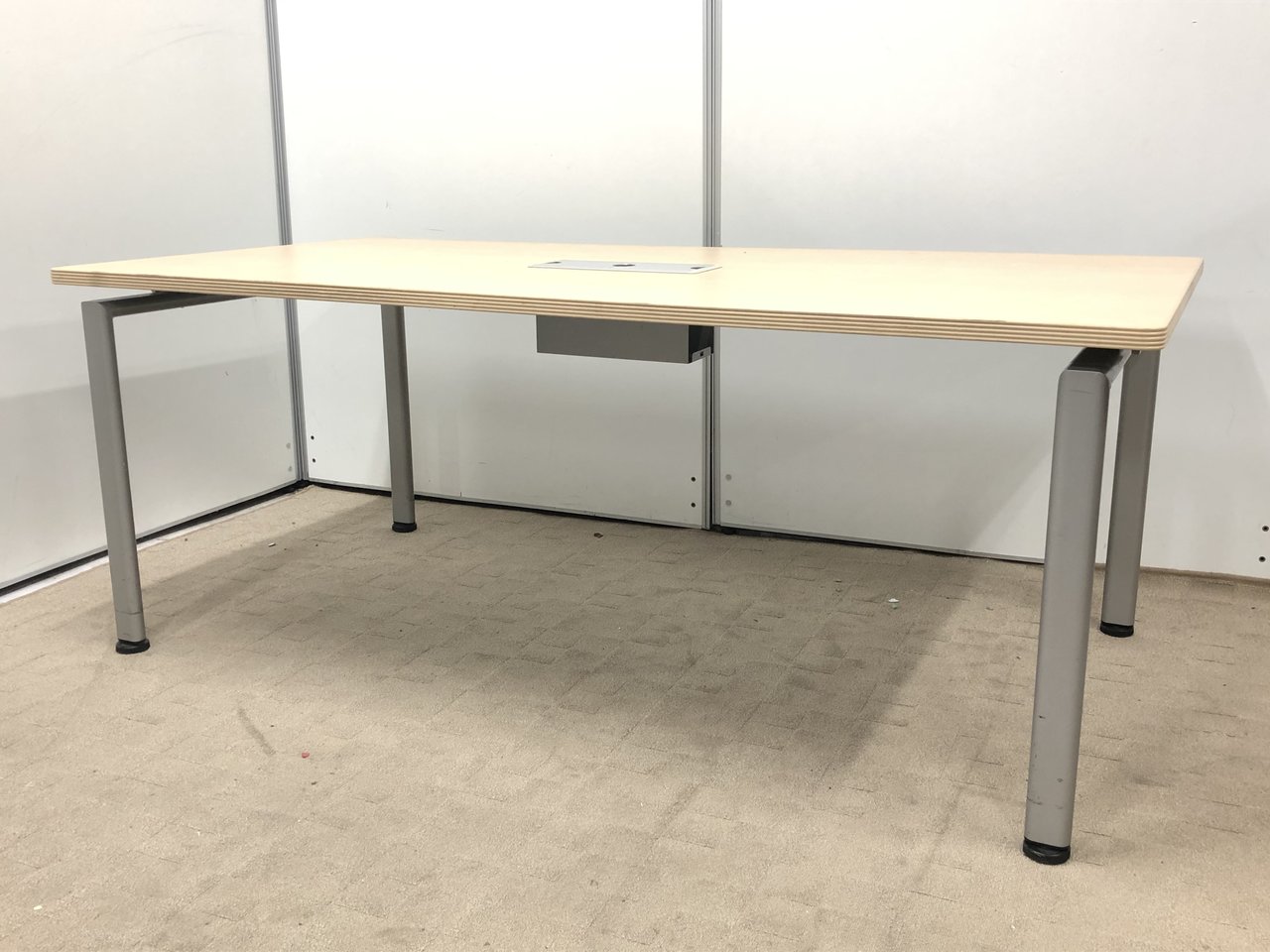 【配線タップ付き！】配線カバーのついたミーティングテーブル！
                        その他シリーズ
                                    中古
            