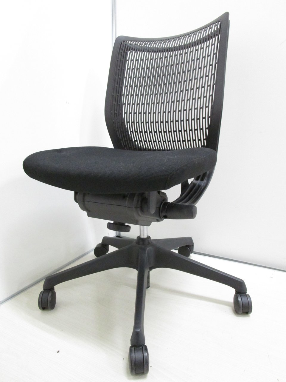 【蒸れない樹脂メッシュ】【大量入荷】【良品】ヴィスコンテ/オカムラ/ブラック
                        ヴィスコンテ 
                                    中古
            