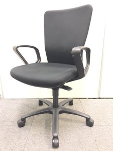 【4脚入荷】OAチェア肘付き｜ローバック｜オカムラ(okamura)｜カロッツァ｜ブラック｜ハンガー付き【1年保証対象商品】