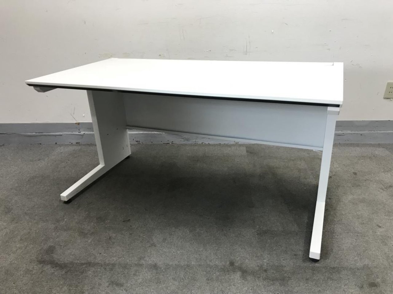 【大量入荷】1400mm幅のゆったり平机！人気のホワイトで明るいオフィス！
                        アイエス 
                                    中古
            