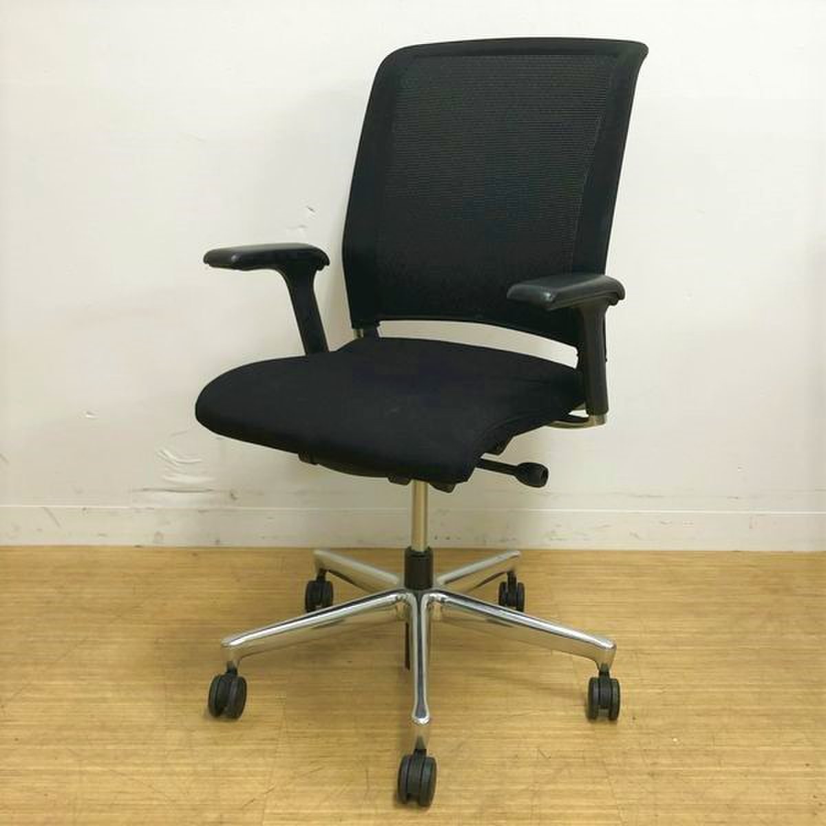 【格式高い雰囲気抜群のシックなチェア】ドイツ製メーカーによる優れたデザイン性　インタスツール　サントス【デザイナーズ家具】
                        サントス チェア 
                                    中古
            