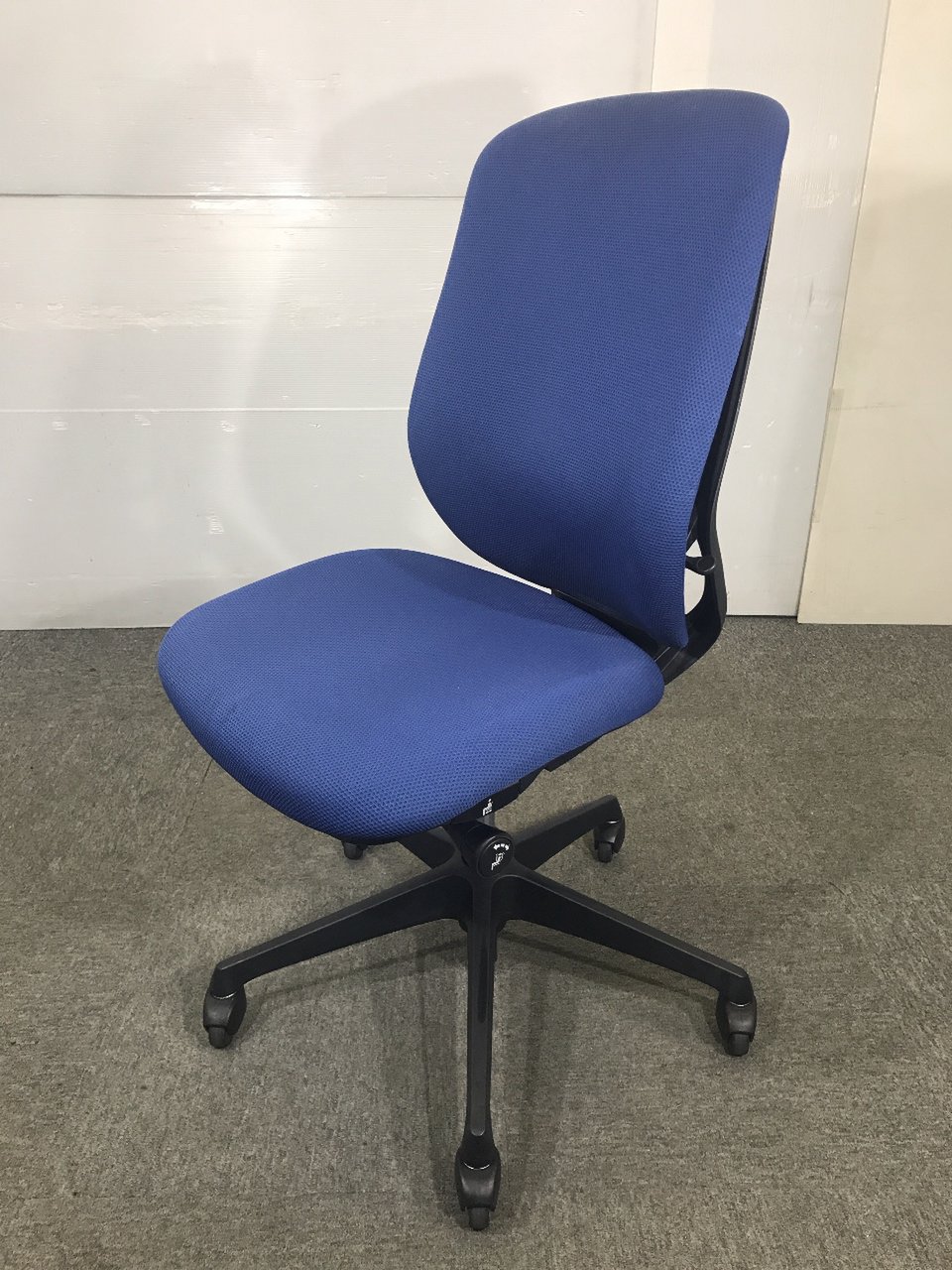 大人気オカムラシルフィのゴムキャスター仕様の肘なしチェアです！
                        シルフィー（クッション） 
                                    中古
            