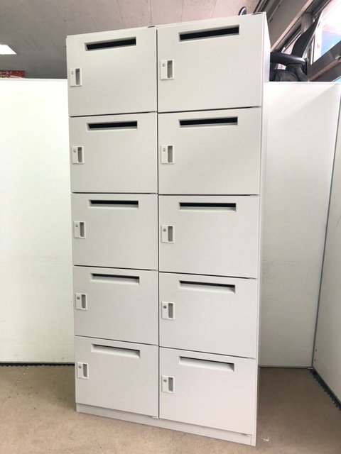 【ポストのような投函口がございます】10名用のメールロッカー