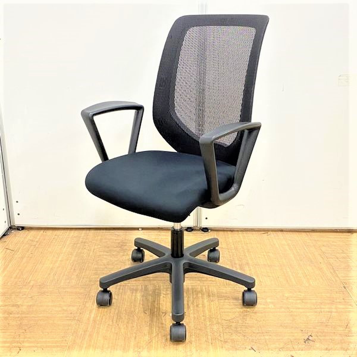 オフィスでも自宅でも気持ちよく座れるデスクチェア
                        コルト 
                                    中古
            