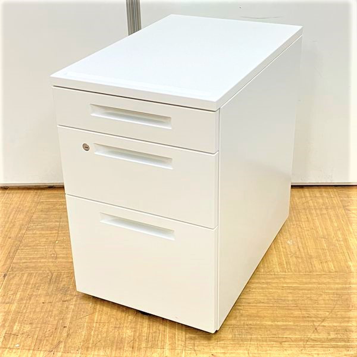 オフィスでも自宅でも使用可能！仕分けも便利な3段タイプ！
                        アイエス 
                                    中古
            