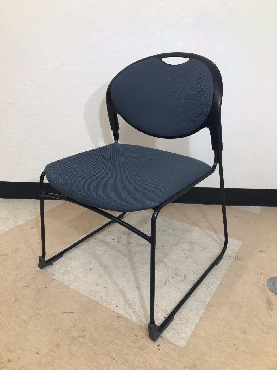 【イトーキ】【スタッキングチェア】【クリケットチェア】【収納】
                        クリケット 
                                    中古
            