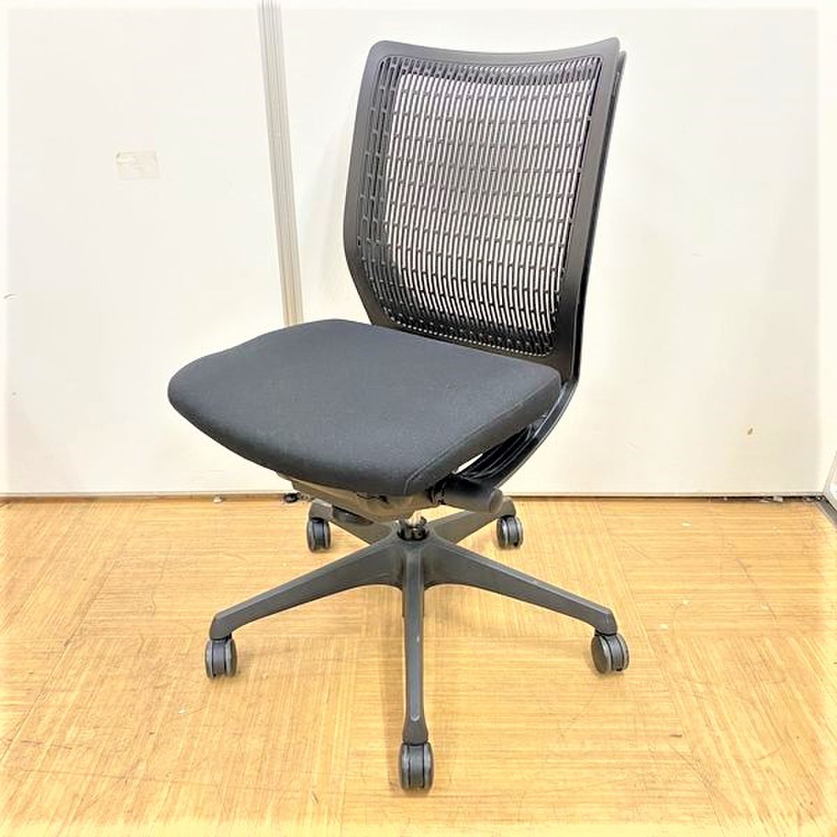 【在庫入れ替え30％off】通気性と安定感を備えた樹脂メッシュ！座面も広めでゆったり座れます！
                        ヴィスコンテ 
                                    中古
            