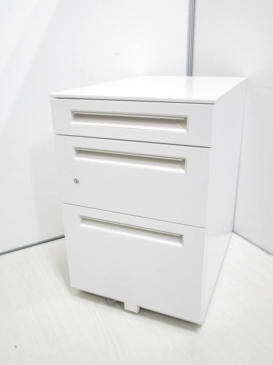 【大量入荷】明るいホワイト色のワゴン【標準サイズ】
                        STワゴンシリーズ 
                                    中古
            