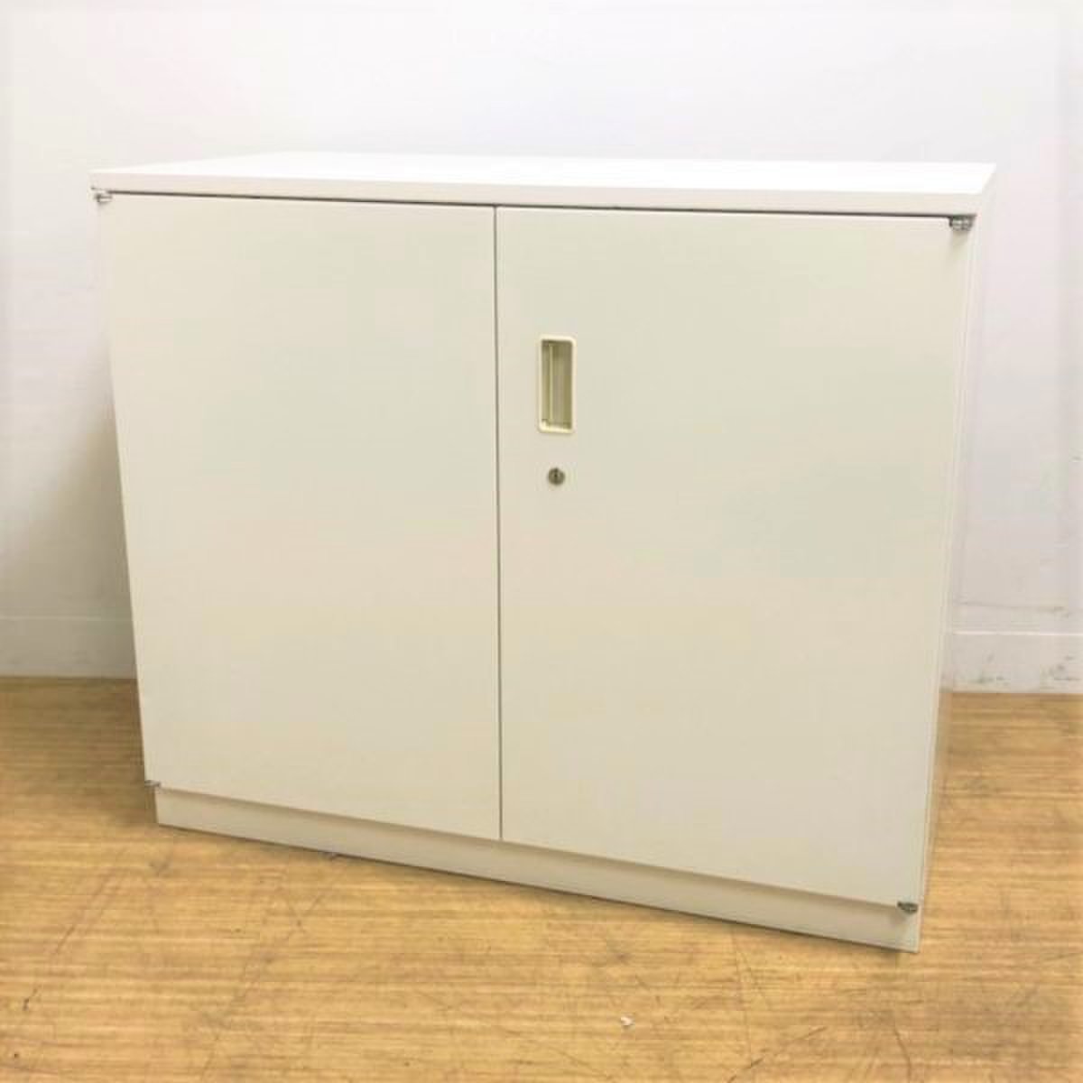 なかなか入荷のないサイズです★天板付きの鍵付き窓下収納｜人気のホワイト｜高さ770mm　イトーキ　シンライン
                        シンライン 
                                    中古
            