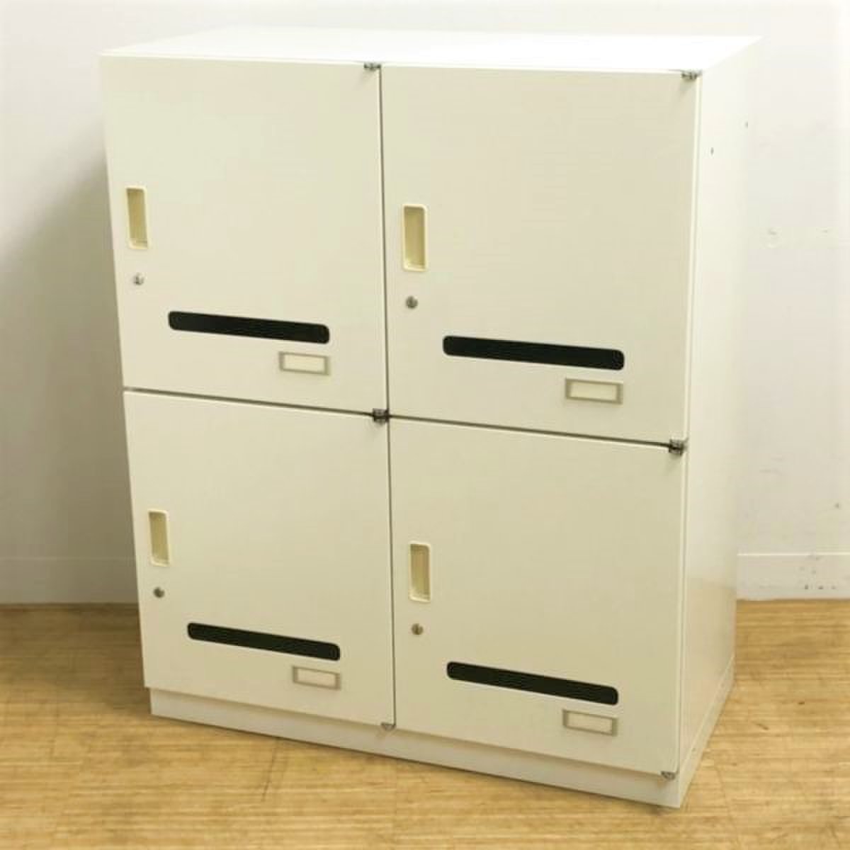 シリンダー錠　ポスト付きフリーアドレス用ロッカー　取っ手日焼けのためお安く　★鍵付き
                        シンライン 
                                    中古
            