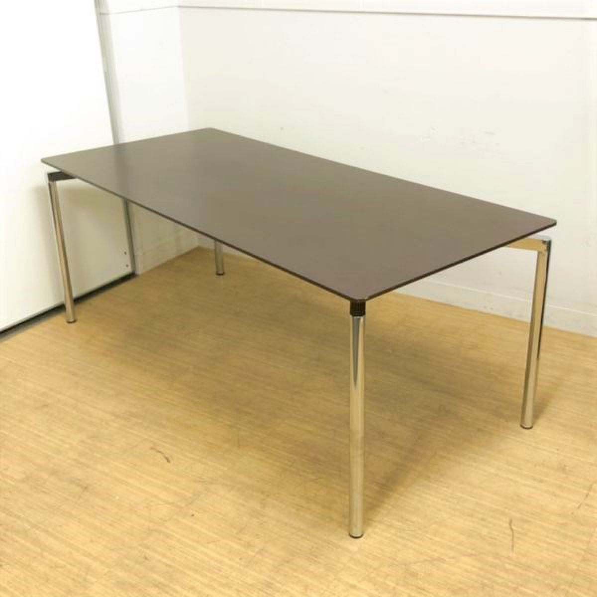 【高級感のあるストレインウッド色】W1800の最大8名様用サイズ　ウチダ　MRシリーズ【天板側面に塗装剥がれ有】
                        エムアル ミーティングテーブル 
                                    中古
            