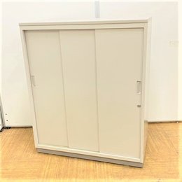 【コンパクトサイズで省スペース化】3枚スライド扉で楽に保管物の出し入れ可能！