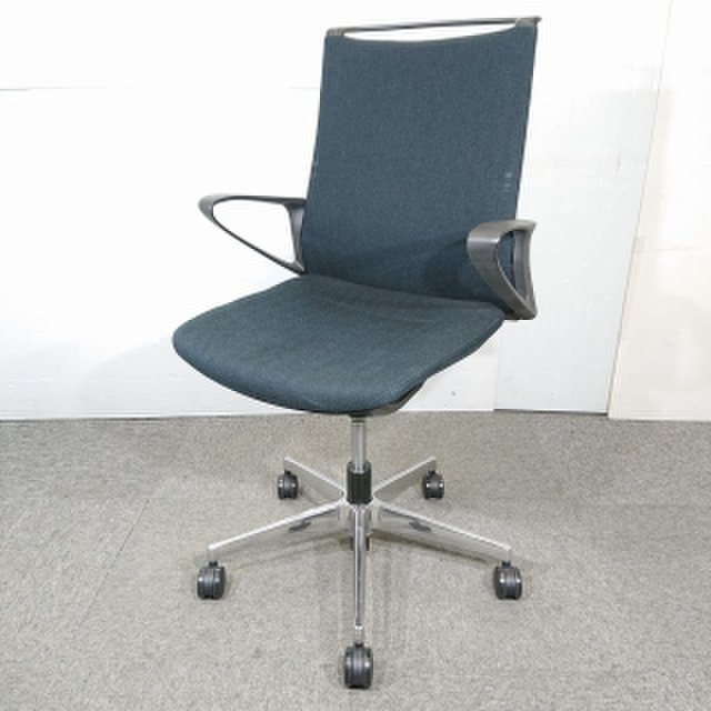 デザイン重視で接客スペース用にも活躍します。【オカムラ】【肘付き】【モードチェア】
                        モード（アルミ脚） 
                                    中古
            