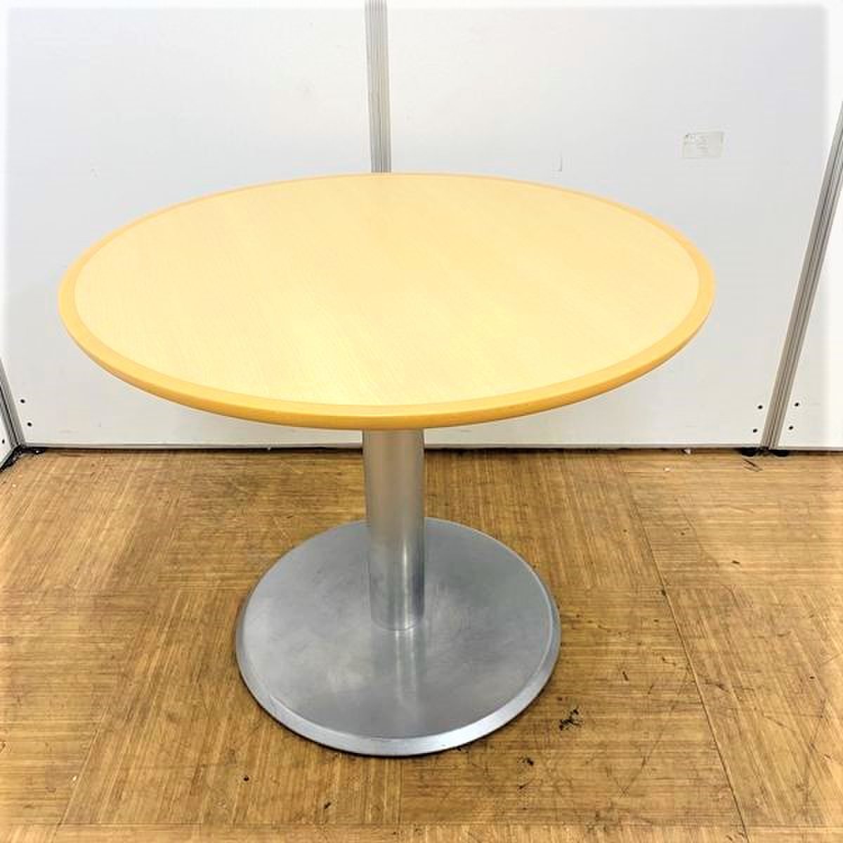 オフィス以外でも活躍間違い無しの丸テーブル
                        その他シリーズ
                                    中古
            