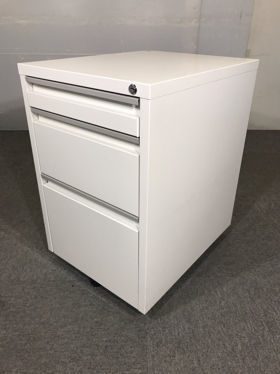 ホワイトの3段デスクワゴンが1台限り入荷！　【鍵作成不可】
                        その他シリーズ
                                    中古
            