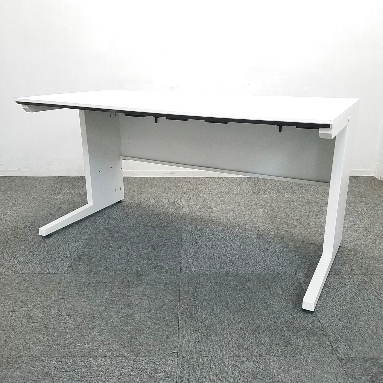 【4台入荷】コクヨ製｜iSシリーズ｜人気のホワイト平机が入荷致しました！　中古家具　リサイクル
                        アイエス 
                                    中古
            