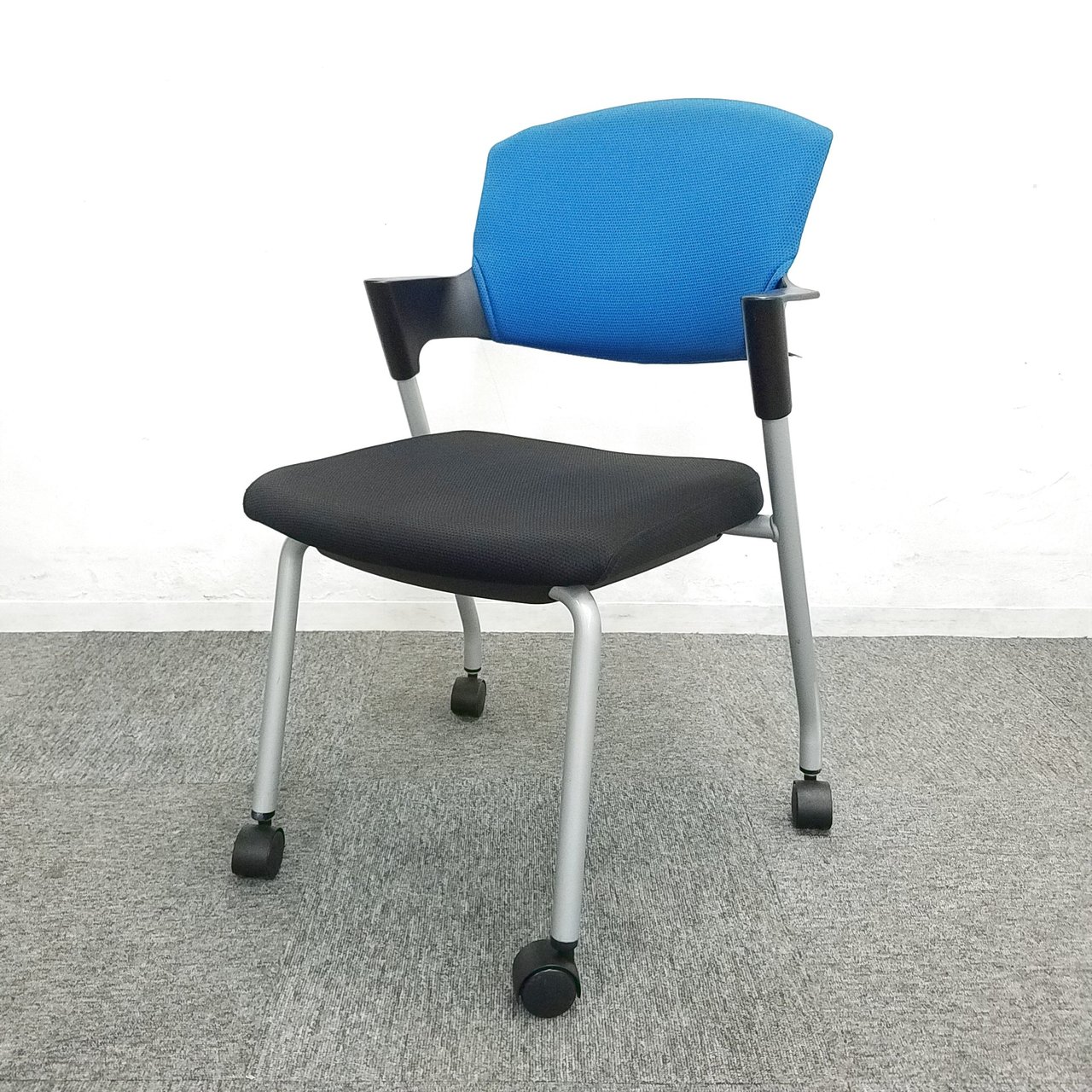 【16脚入荷】人気定番商品入荷！中古　スタックチェア　スタッキングチェア　ミーティングチェア　コクヨ　オフィス
                        プロッティ（キャスター付） 
                                    中古
            