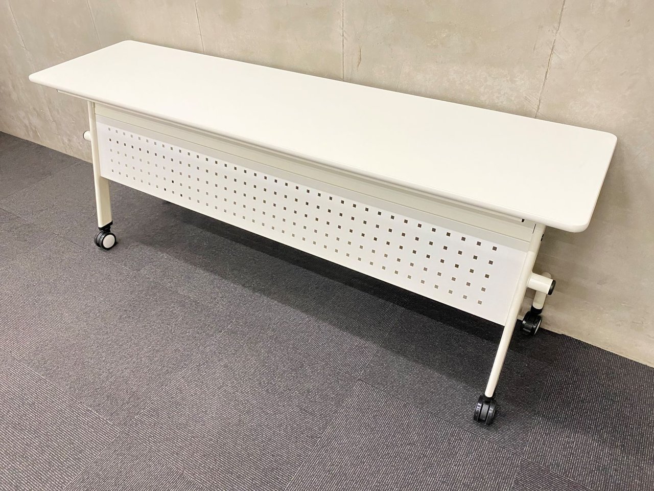 新古品の会議用テーブル　未使用品で段ボールのままお届け可能です。
                        PND テーブル 
                                    新古品
            