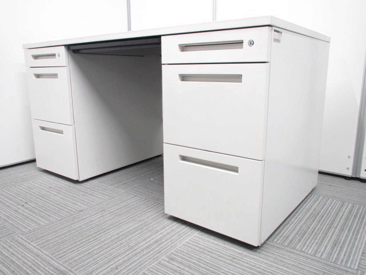 【収納がラクになる！】イトーキ製｜人気のホワイト両袖机が4台入荷！【ワイドモニター使用には問題なし！】
                        CZR 
                                    中古
            